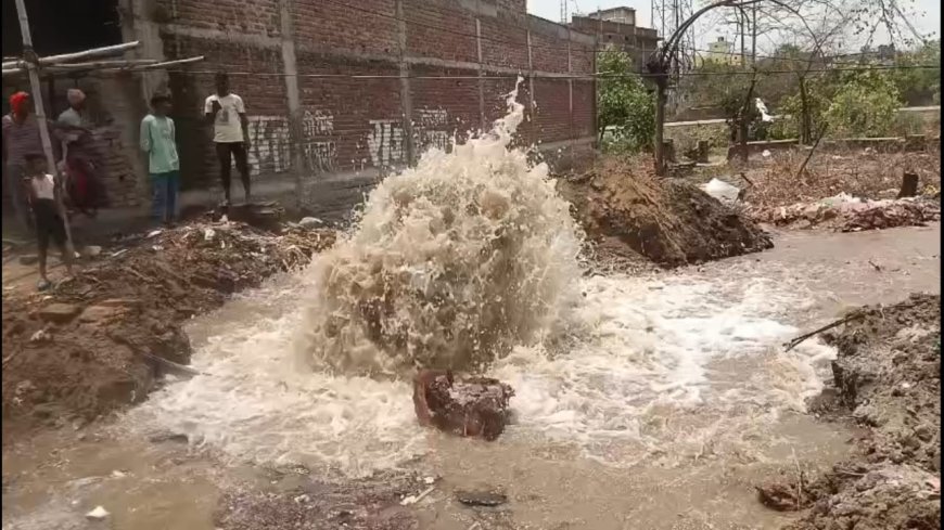 गढ़वा रोड किनारे नली निर्माण के दौरान पानी पाइप लाइन क्षतिग्रस्त होने होने से हो रही बिना काम की बहाव