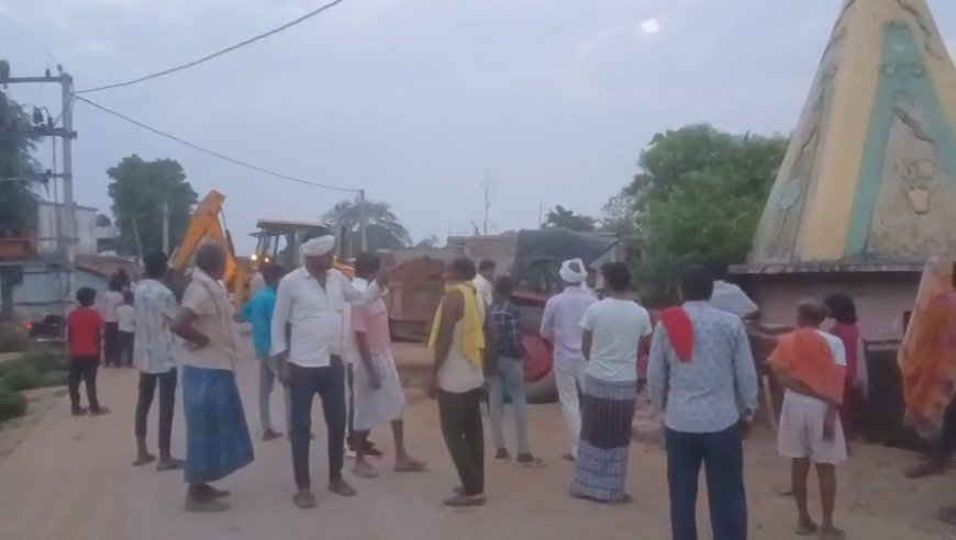 कोरवाडीह में अनियंत्रित हो कर ट्रैक्टर ने  मंदिर में मारी टक्कर, मंदिर क्षतिग्रस्त।ज्यादा तेज गति होने की वजह से घटना हुई
