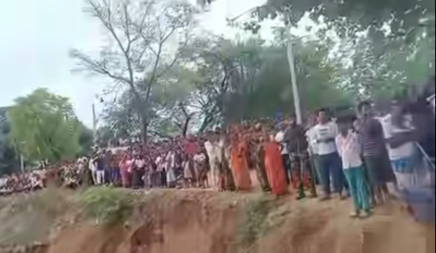 कोयल नदी के बाढ़ में फंसे 60 वर्षीय रमेश यादव की एनडीआरएफ की टीम ने स्टीमर की मदद से बचाई जान