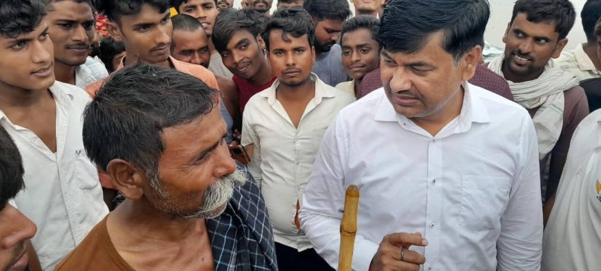 कोयल नदी के बाढ़ में फंसे 60 वर्षीय रमेश यादव की एनडीआरएफ की टीम ने स्टीमर की मदद से बचाई जान