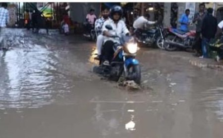 मेराल में बारिश होने की वजह से डंडई मोड स्थिति जल जमा होने  से आने जाने वाले को हो रही है परेशानी