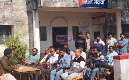 डंडा थाना परिसर में बैठक किया गया व्यवसाय को सुरक्षा को लेकर सभी व्यवसाय को सीसीटीवी कैमरे लगाने की दिए निर्देश