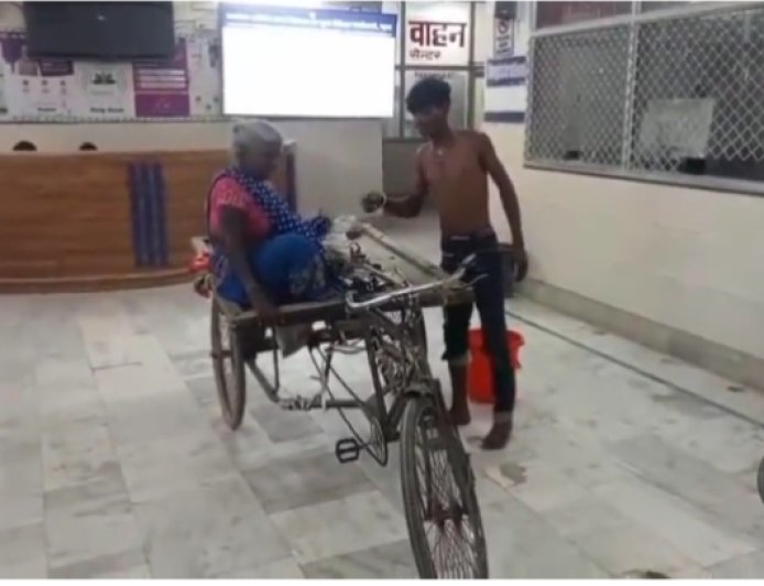 गढ़वा झोपड़ी से बाहर खड़ी वृद्ध महिला को अज्ञात मोटरसाइकल स्वार ने मारी टक्कर महिला घायल